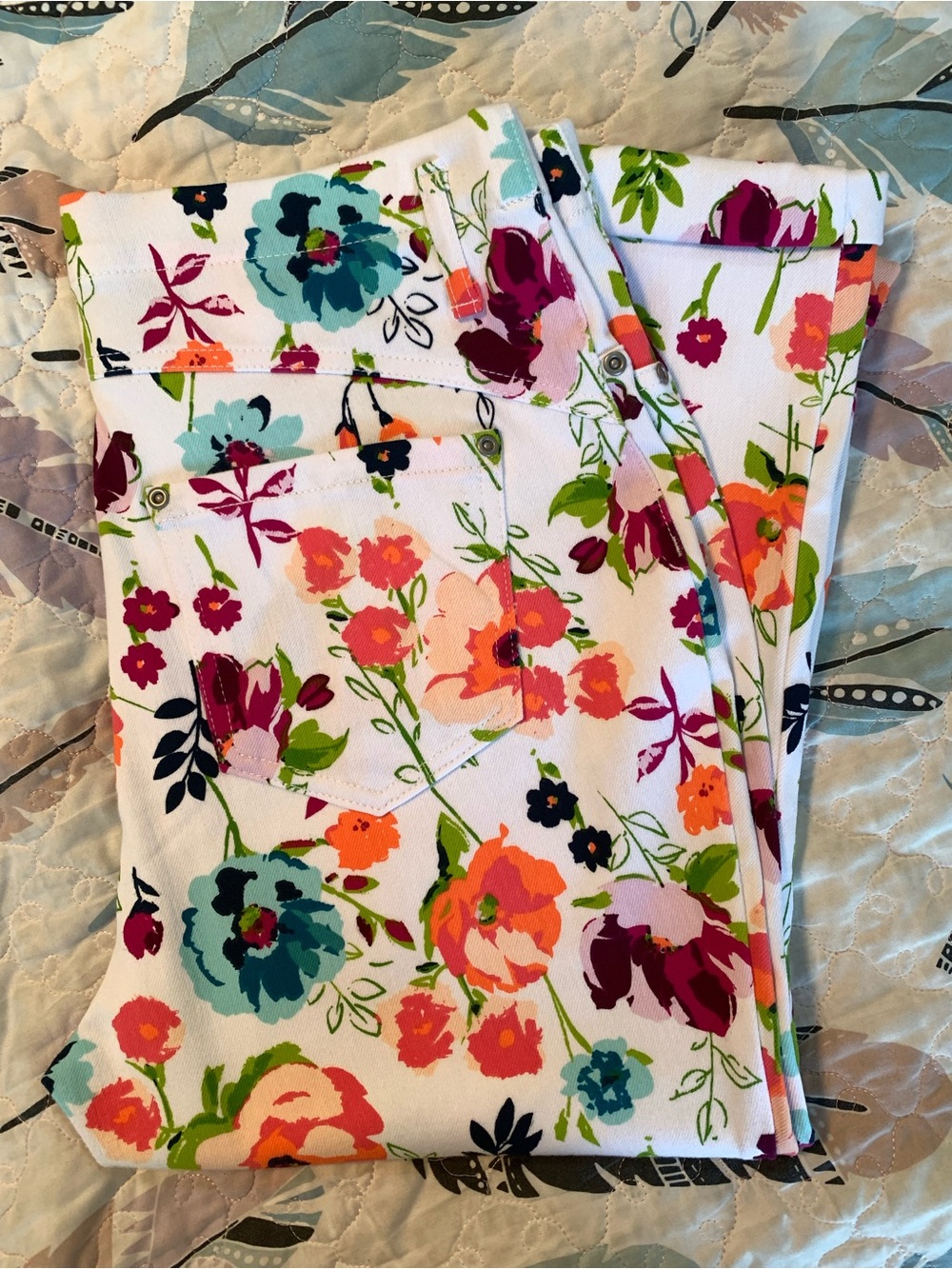 NWOT White Floral Print Cropped Pants - Multicolor Blossom Design